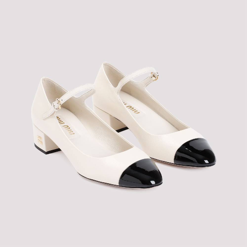 MIU MIU  Decollete in Pelle Color Nude MIU MIU con Tacco Logo Metallico Latest stili
