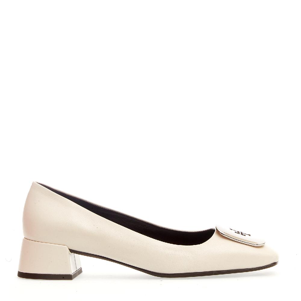 Sorelle Perego Pump pelle panna fibbia logo argento tacco 40 2025