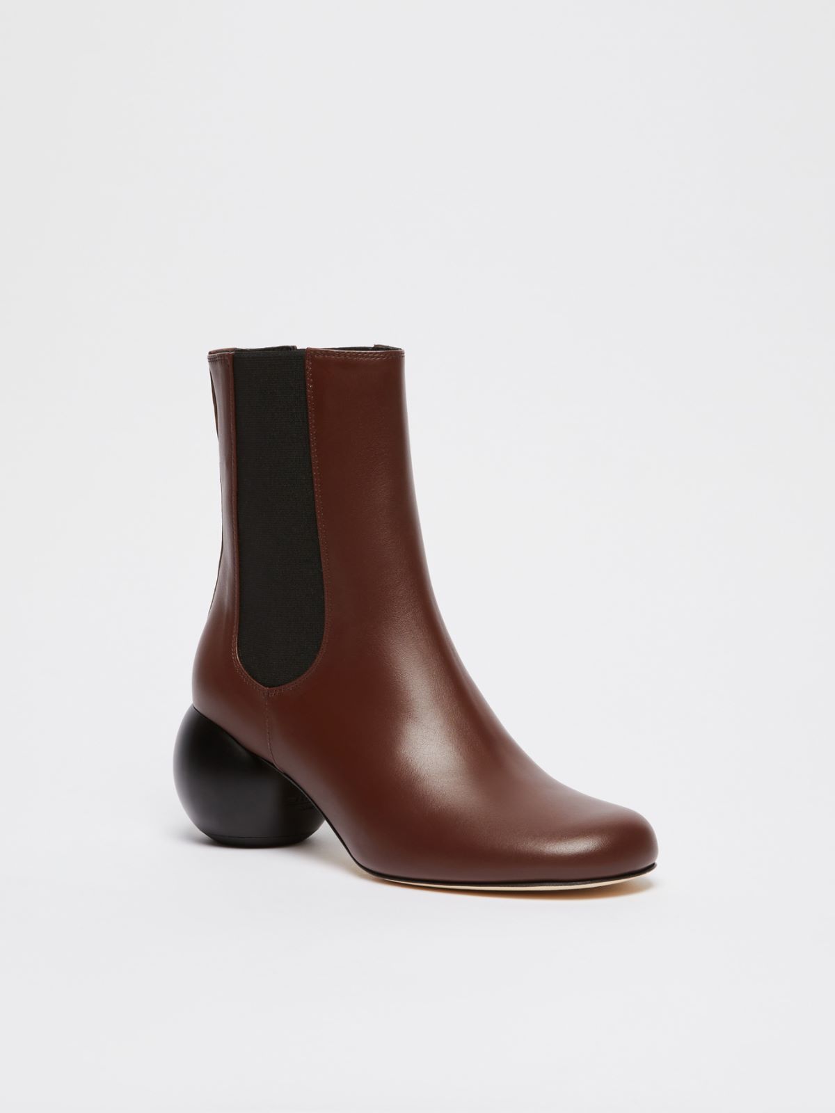 Weekend Chelsea boot con maxi boule In Saldo