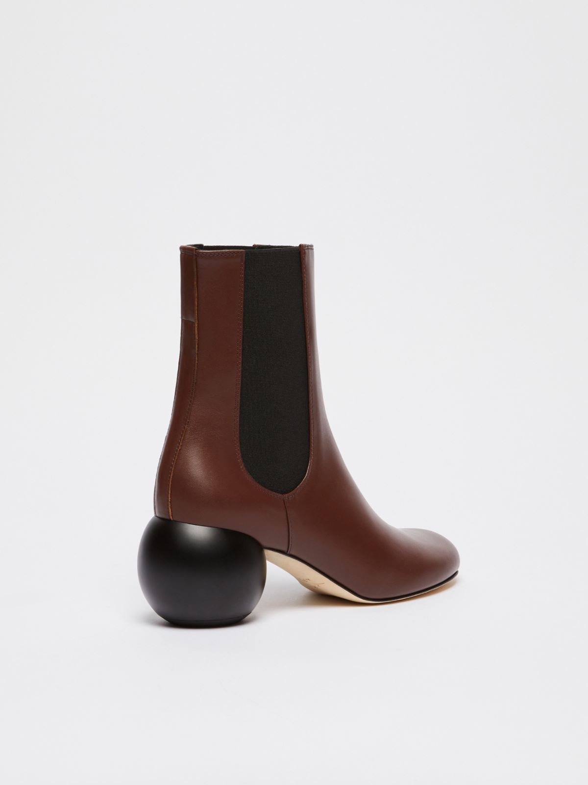 Weekend Chelsea boot con maxi boule In Saldo